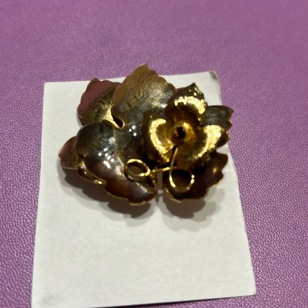 Leaf brooch